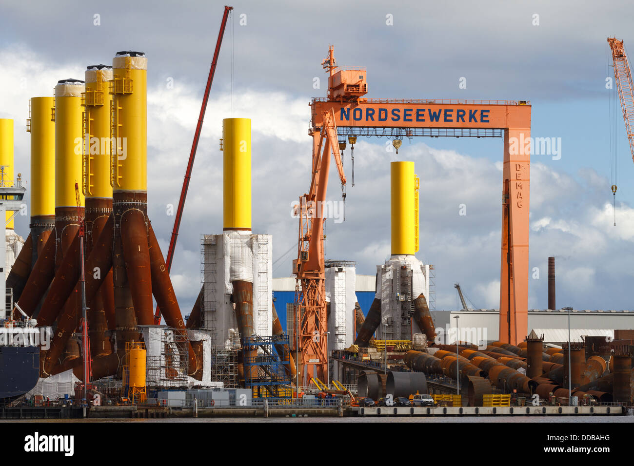 Emden, Deutschland, arbeitet mit Blick auf die Nordsee SIAG mit Fundamente für Offshore-Windkraftanlagen Stockfoto