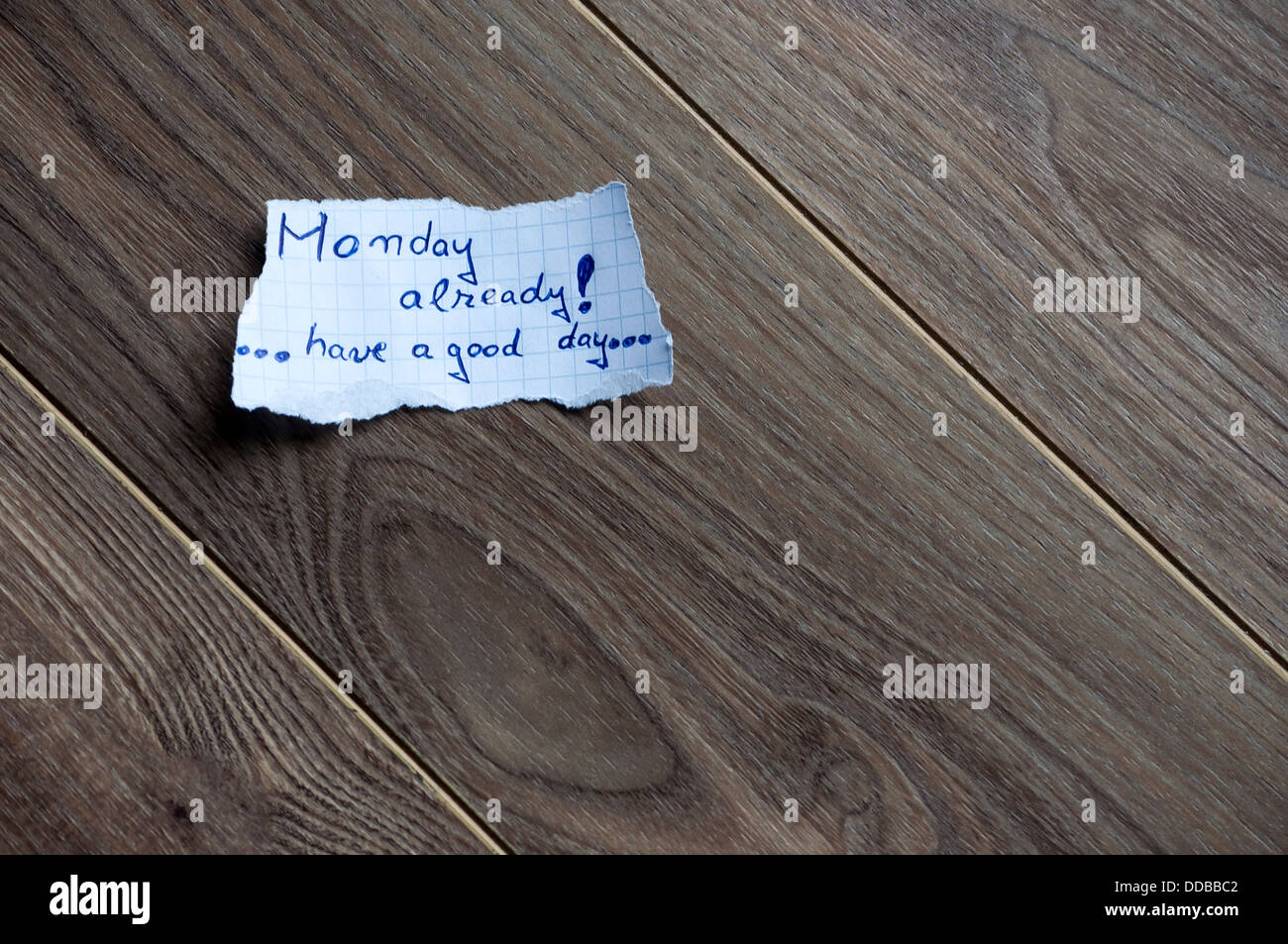 Montag Nachricht, geschrieben auf Papier, auf Holz Hintergrund. Platz für Ihren Text. Stockfoto