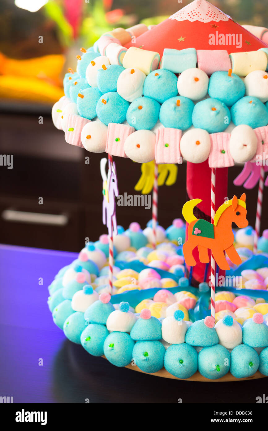 Karussell mit Süßigkeiten und Marshmallows für eine Geburtstagsparty gemacht Stockfoto