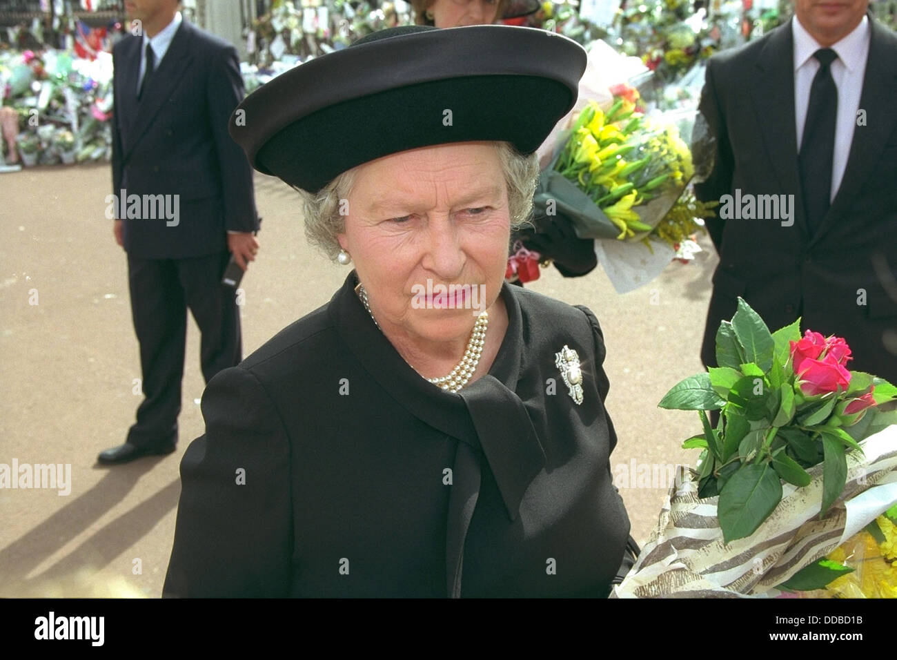 DIE KÖNIGIN UND DES HERZOGS VON EDINBURGH ANGESEHEN FLORAL TRIBUTE AUßEN BUCKINGHAM PALACE HEUTE FÜR PRINZESSIN DIANA GELEGT. Stockfoto