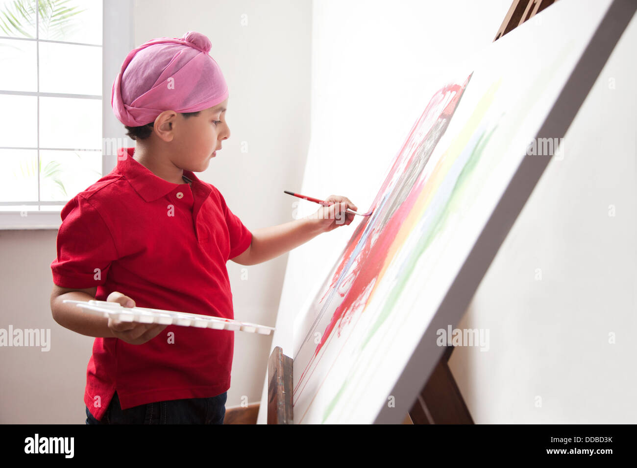Niedliche kleine Junge Malerei auf Künstlerleinwand mit Pinsel Stockfoto