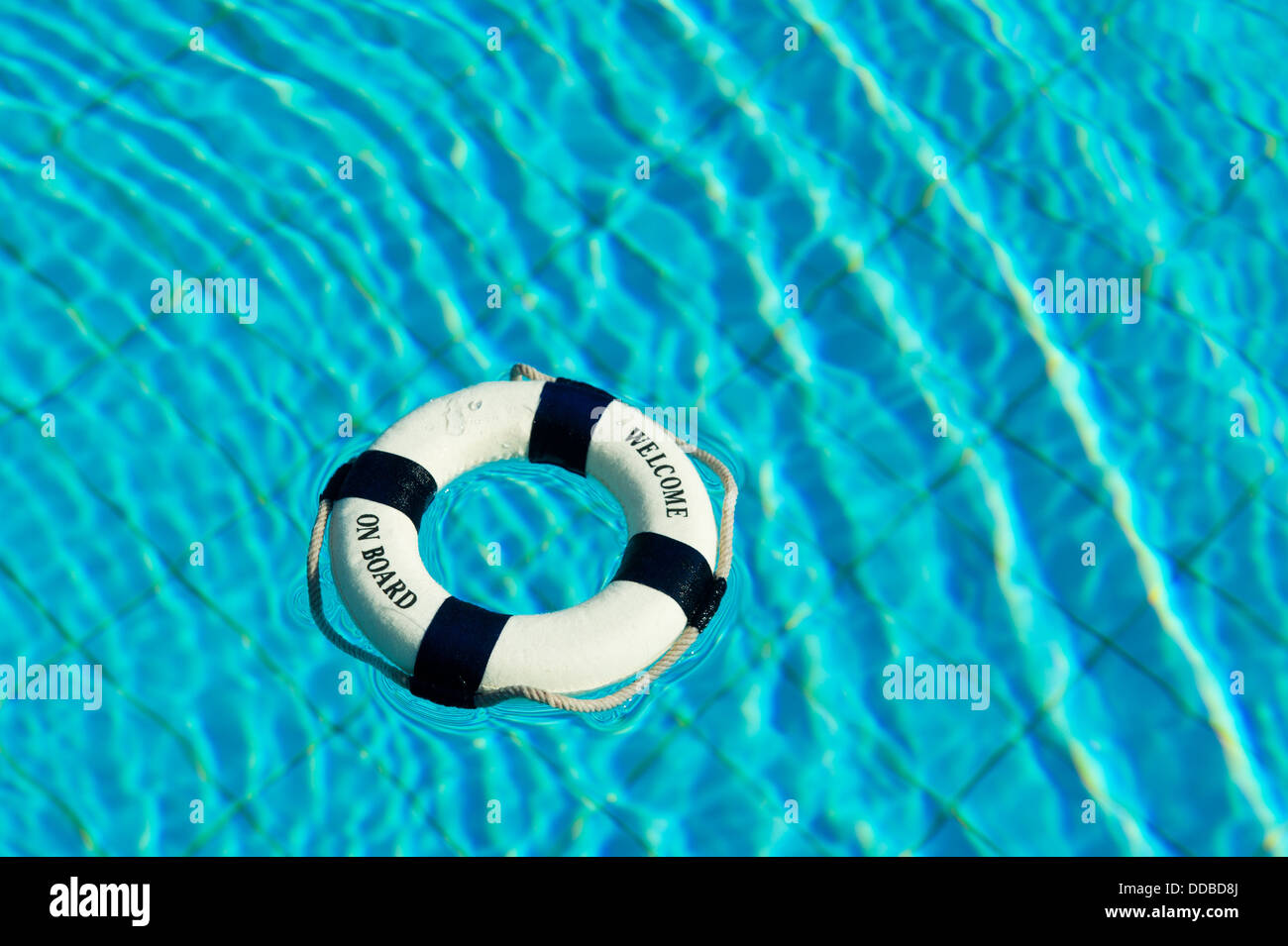 Rettungsring Schwimmen im Schwimmbad Stockfoto