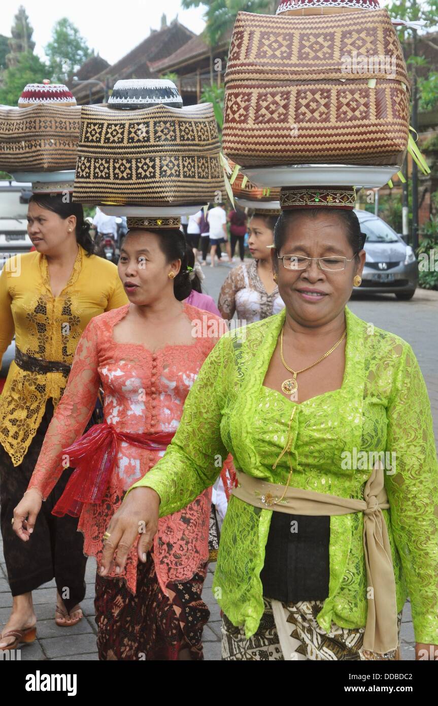 Ubud Bali Indonesien Frauen  in traditioneller Kleidung 