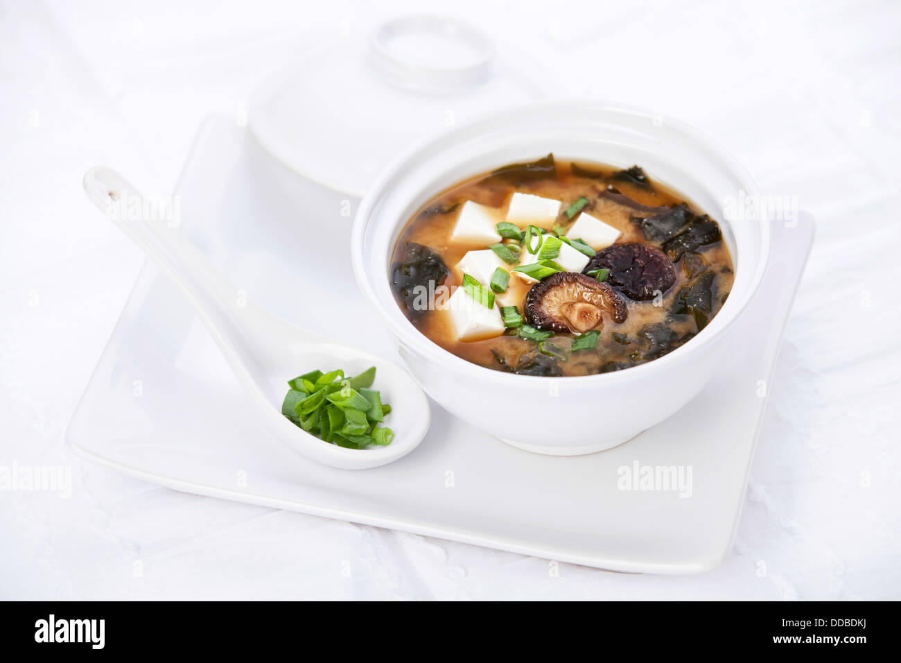 Miso-Suppe mit Tofu, Algen und Pilzen Stockfoto