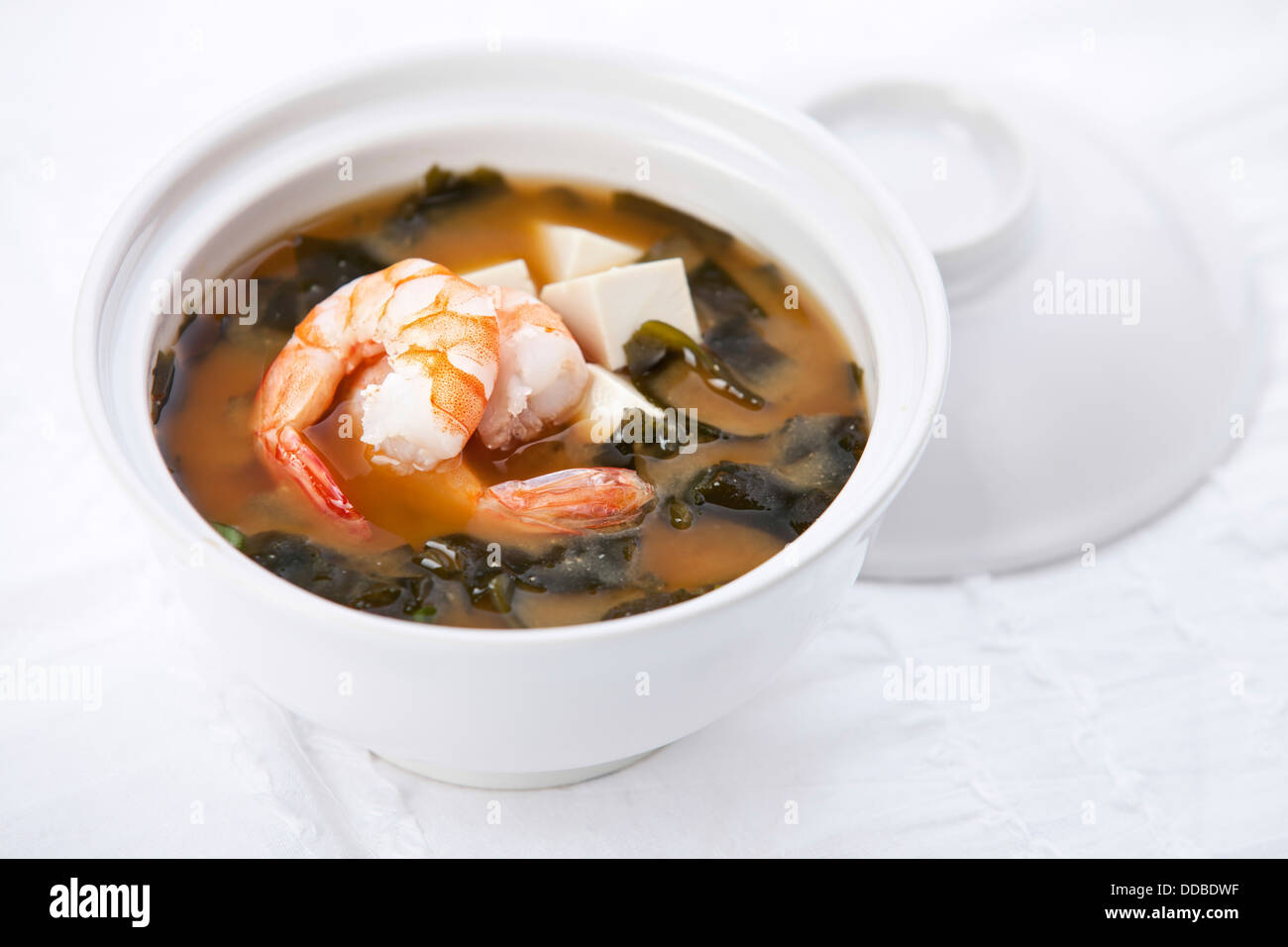 Miso-Suppe mit Garnelen Stockfoto