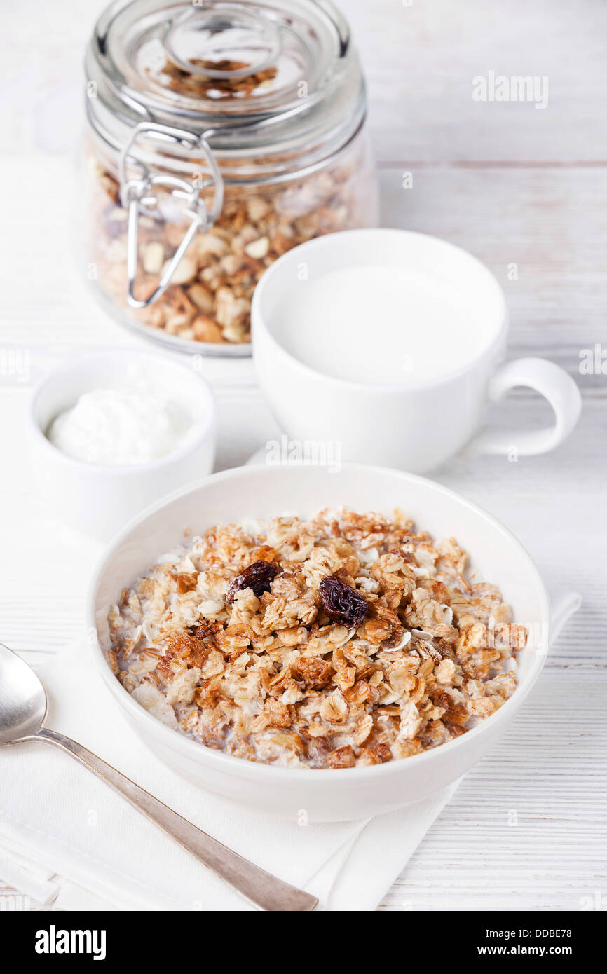 Müsli Müsli mit Rosinen in Holzschale Stockfoto