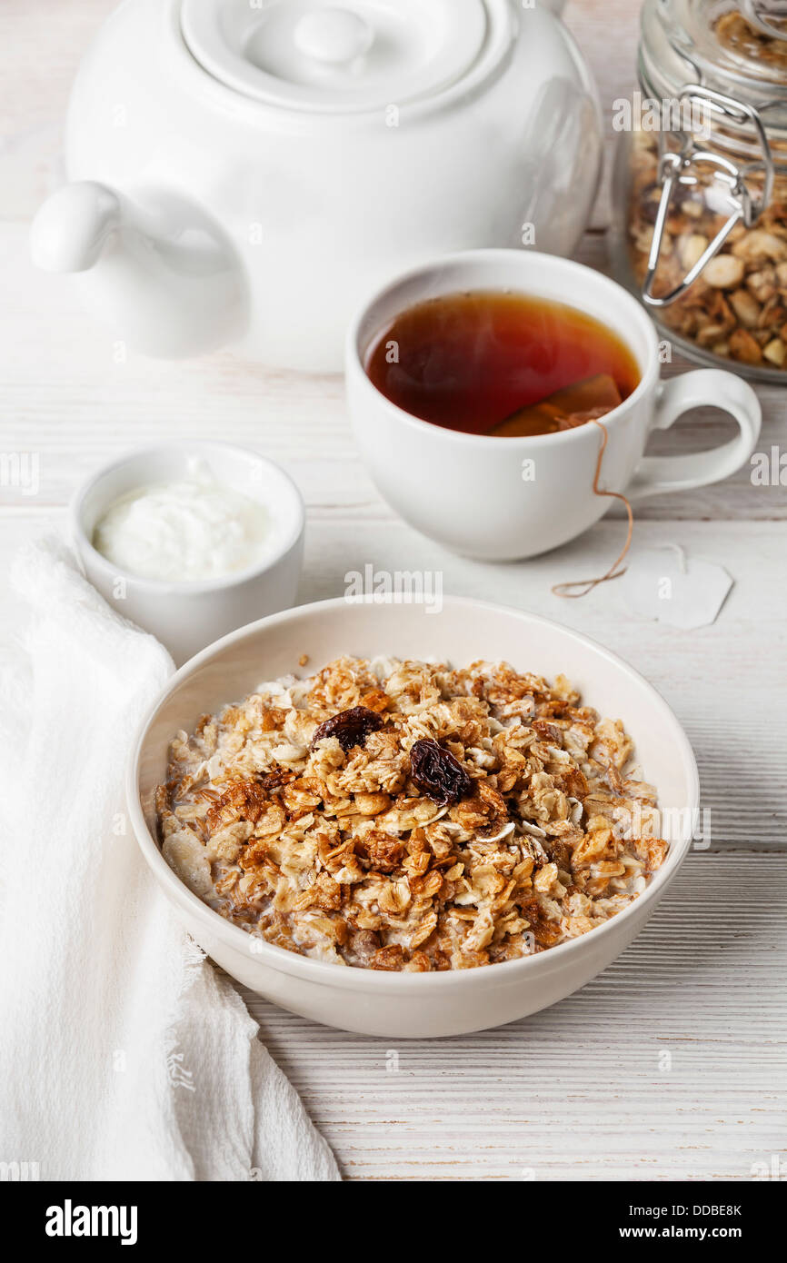 Müsli Müsli mit Rosinen und Joghurt in Schüssel weiß Stockfoto