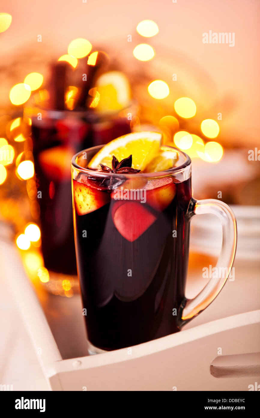 Zwei Gläser Glühwein auf Weihnachten Hintergrund Stockfoto