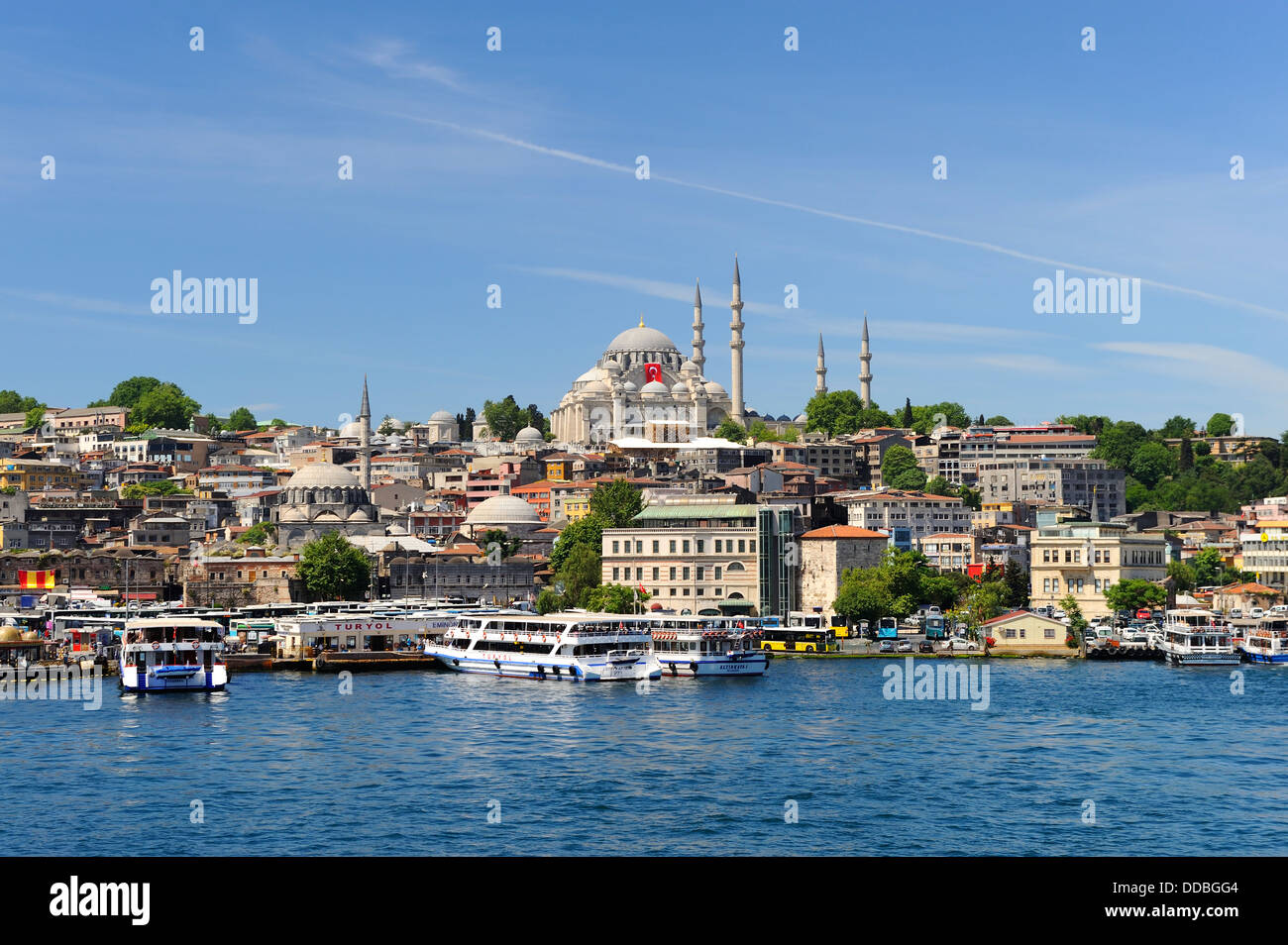 Eminonu Waterfront mit Süleymaniye-Moschee im Hintergrund - Istanbul, Türkei Stockfoto