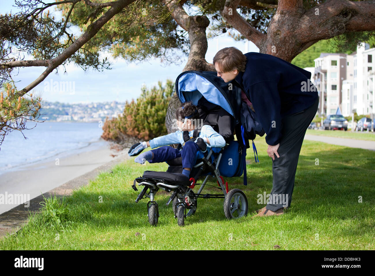 Vater verbringt Zeit mit behinderten Sohn im Rollstuhl Stockfoto