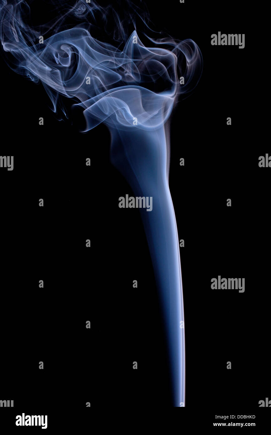 Rauch oder Dampf steigt vor schwarzem Hintergrund Stockfoto