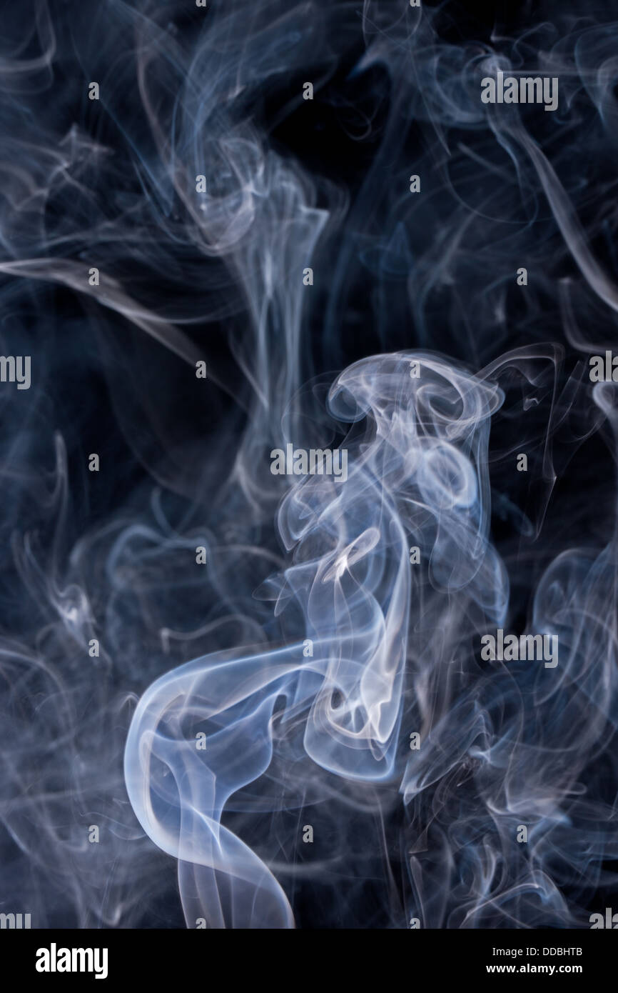 Rauch oder Dampf steigt vor schwarzem Hintergrund Stockfoto
