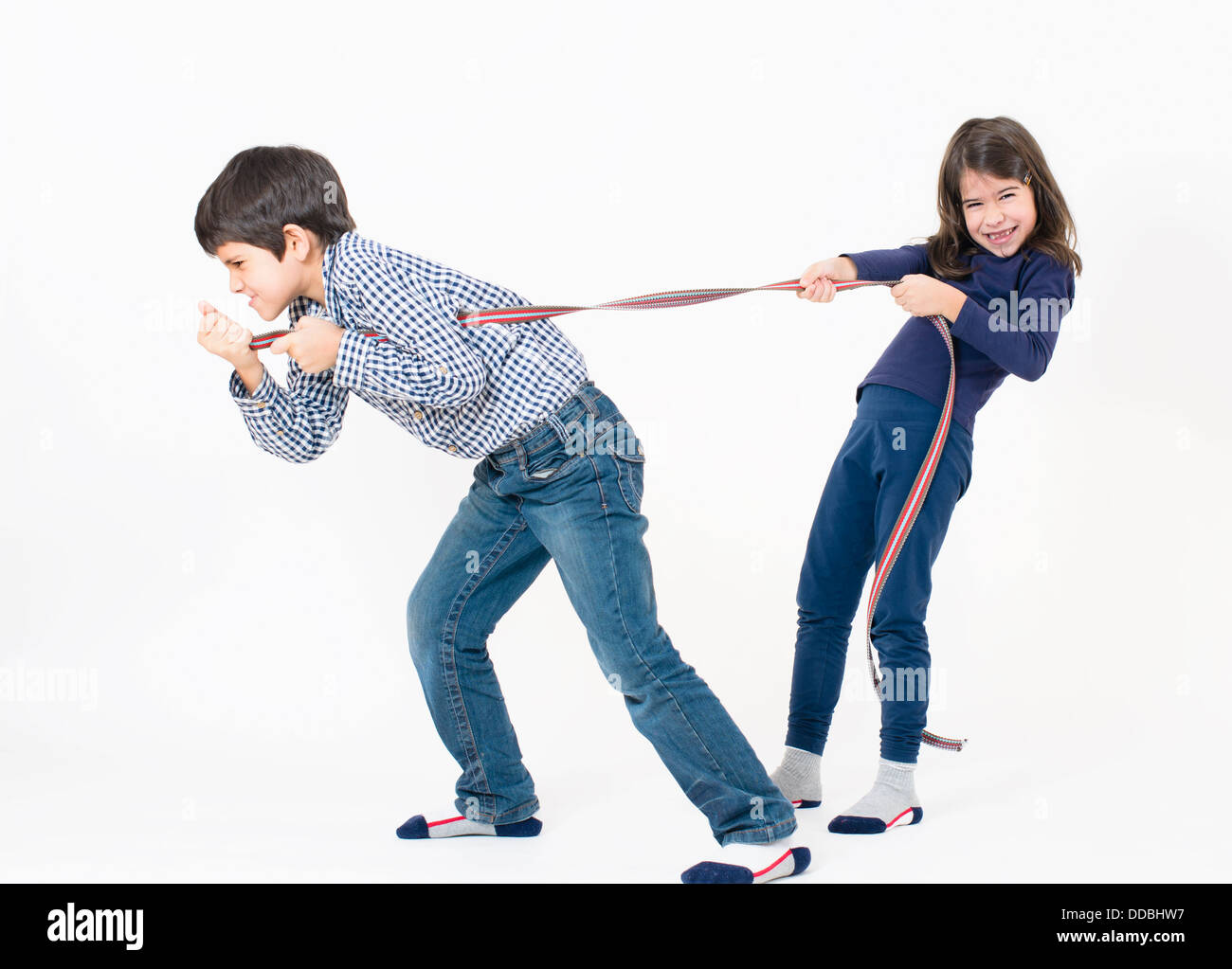 Ein Junge und ein Mädchen spielen isoliert auf weiss Stockfoto