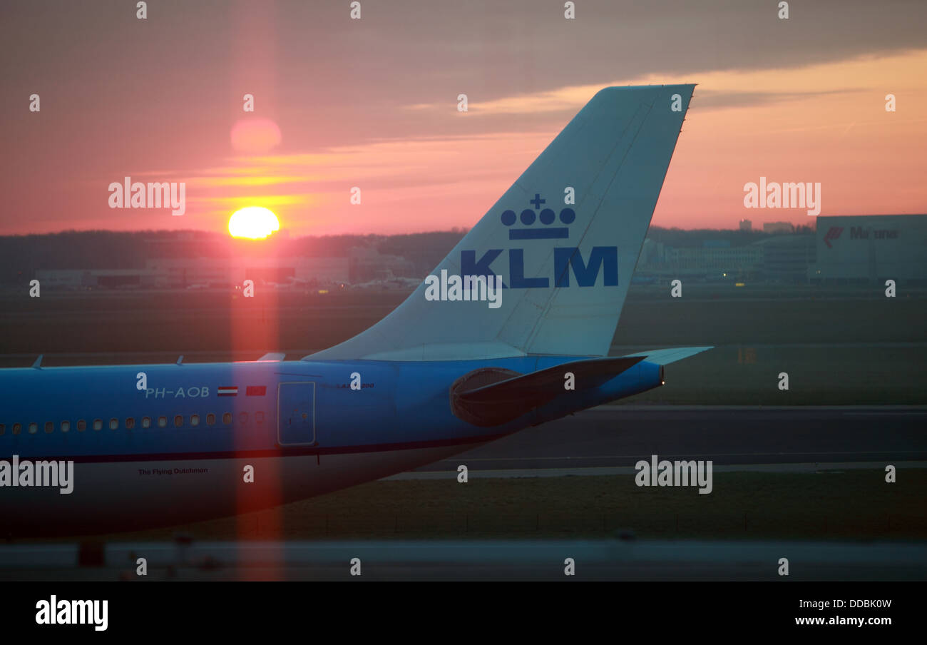 Amsterdam, Niederlande, KLM Heck eine Maschine bei Sonnenuntergang Stockfoto