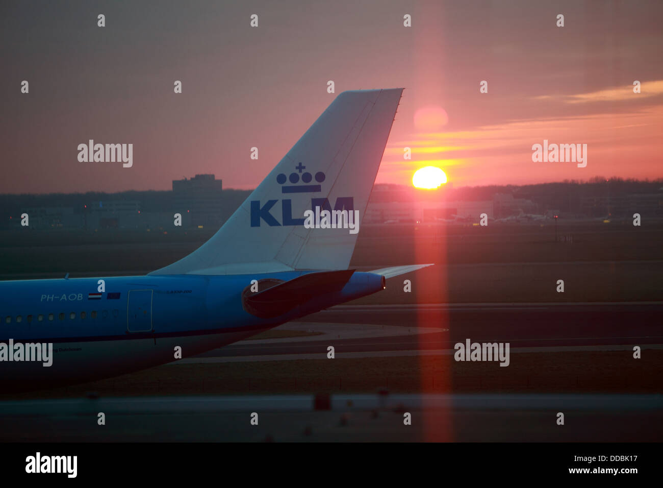 Amsterdam, Niederlande, KLM Heck eine Maschine bei Sonnenuntergang Stockfoto