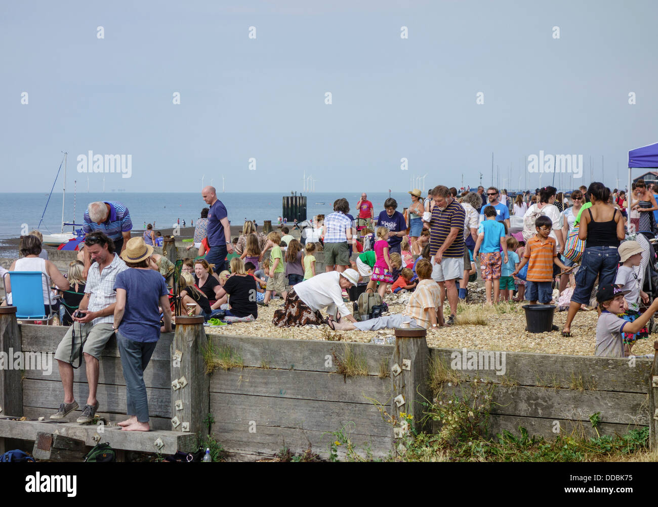 Familientag am Seaside Picnic Whitstable Beach Kent Stockfoto
