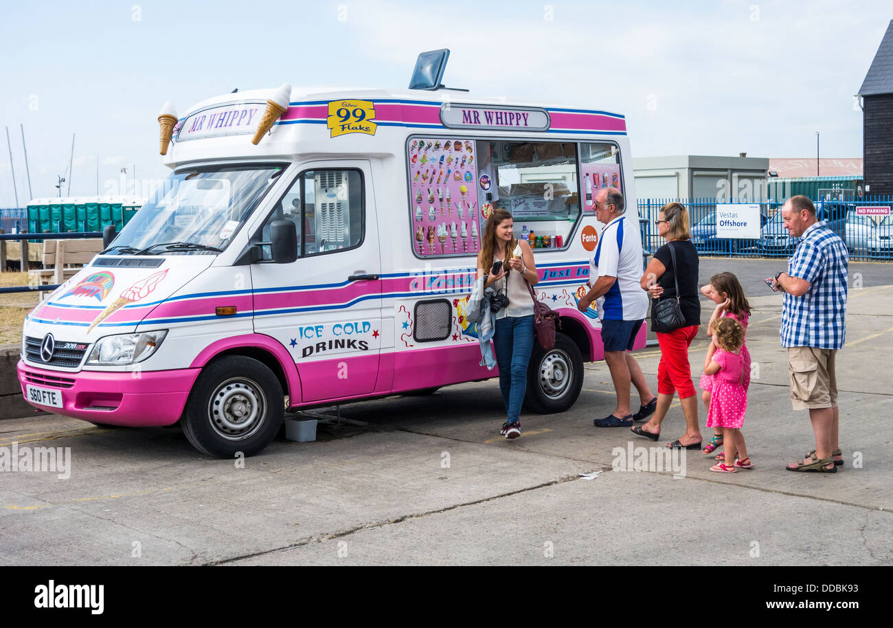 Kunden, die Schlange Ice Cream Van Lollies Ices Stockfoto