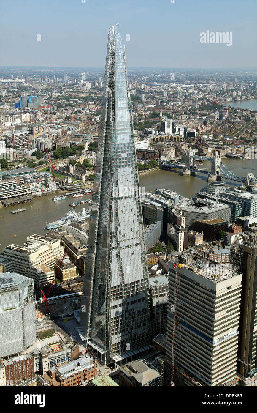Luftaufnahme der Shard und Tower Bridge über die Themse in London Stockfoto