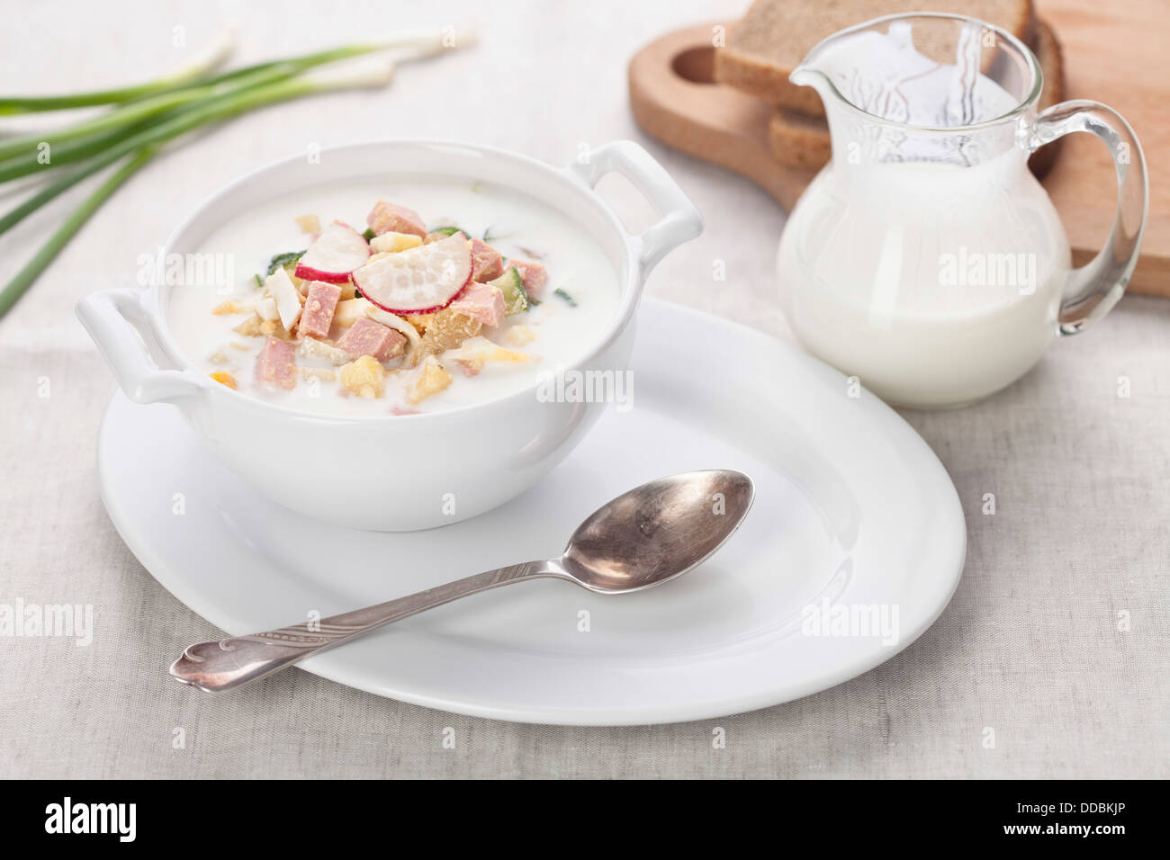 Kalten Kefir-Suppe mit Eiern und Wurst Stockfoto