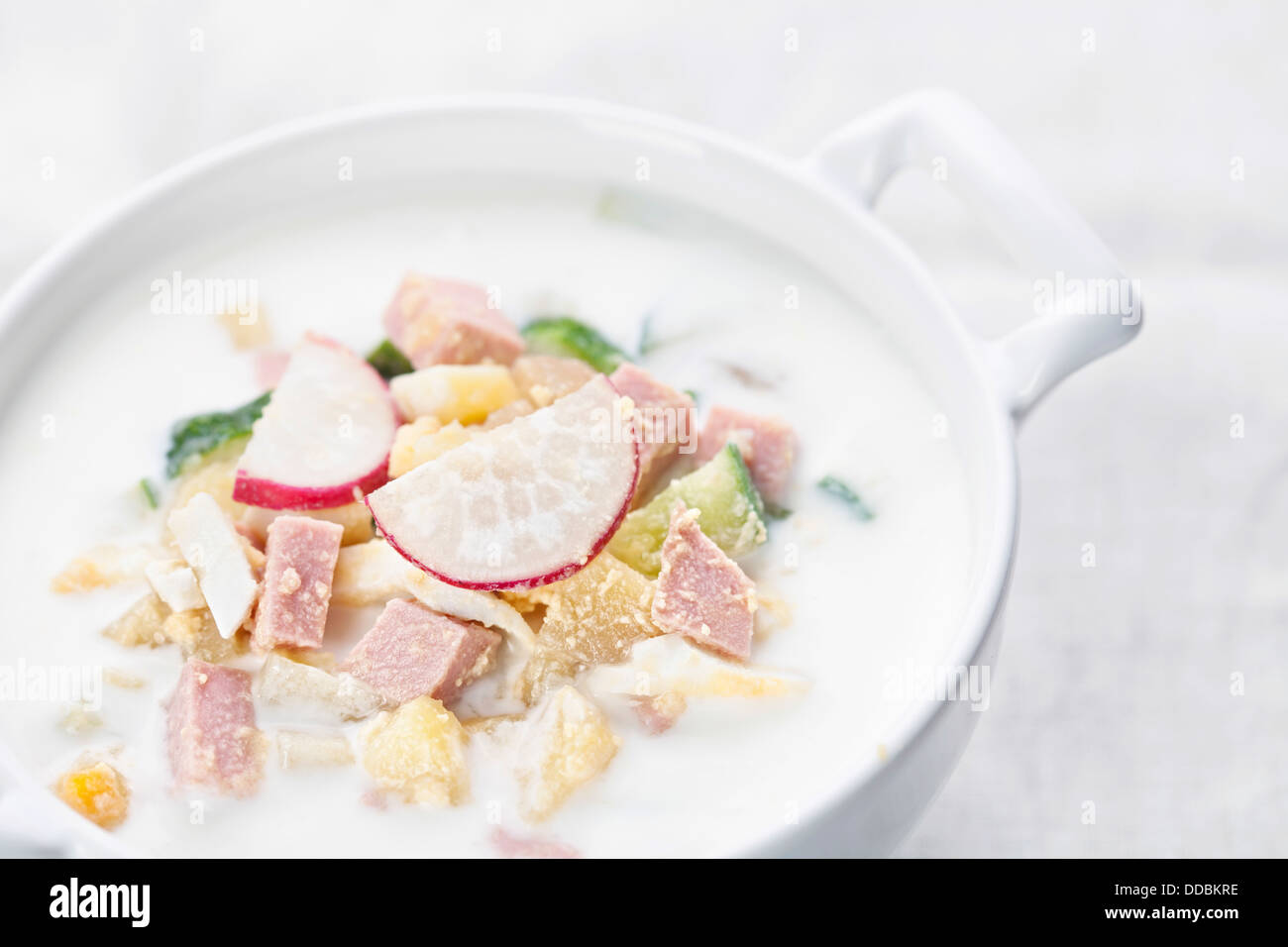 Kalten Kefir-Suppe mit Eiern und Wurst auf weißem Hintergrund Stockfoto