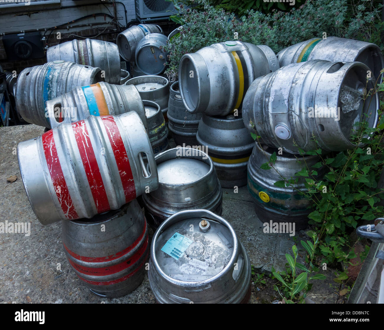 Leere Bier Ale Fässer Kegs Fässer vor pub Stockfoto