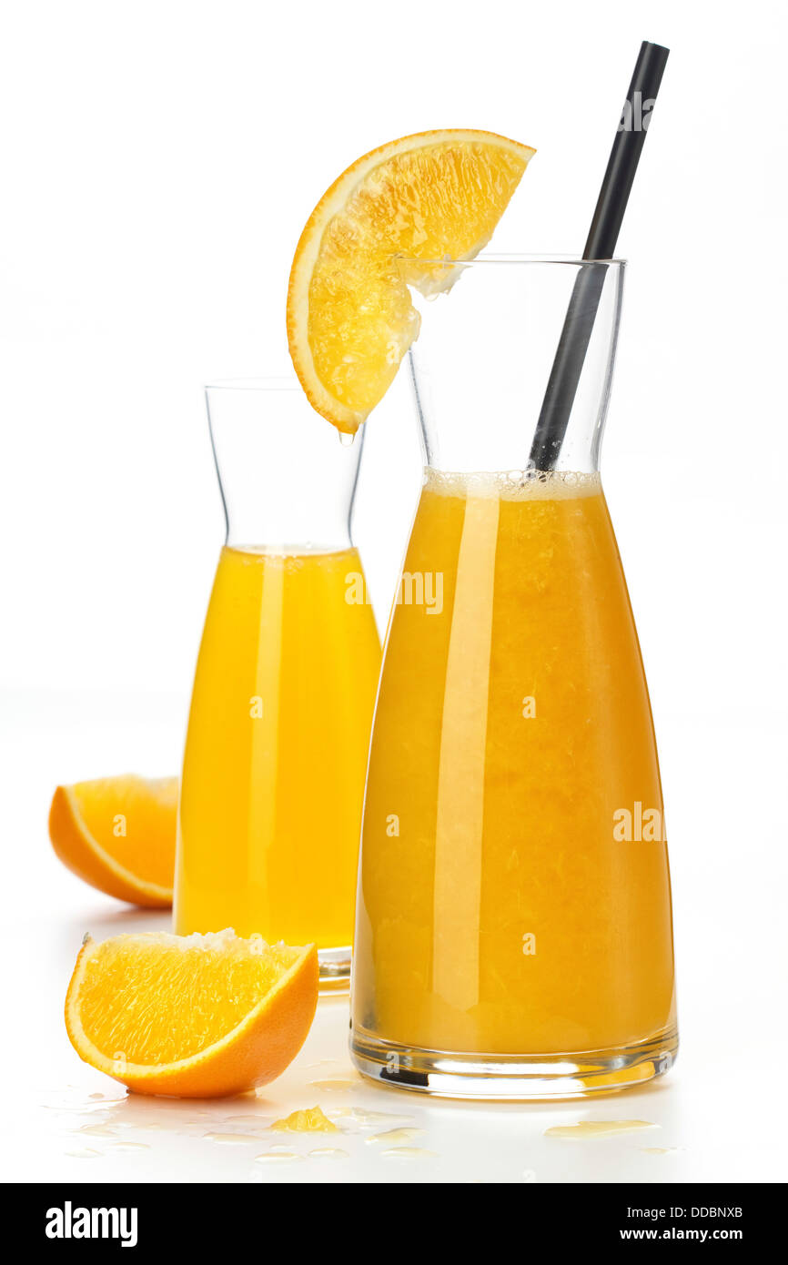 Orangensaft und Orangenfrucht Segmente auf weißem Hintergrund Stockfoto