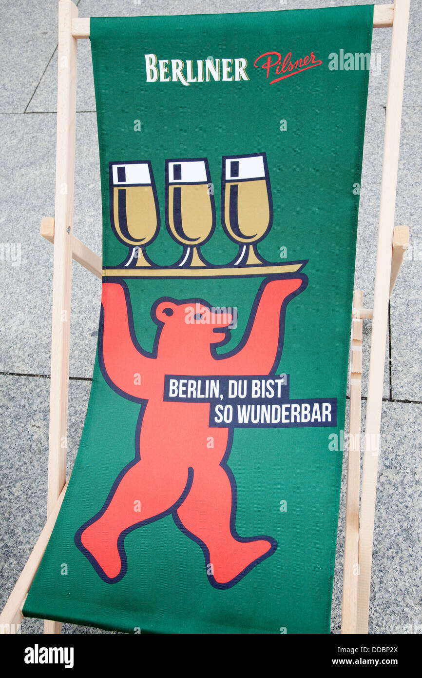 Berliner Bier Bear Logo auf Liegestuhl, Berlin, Deutschland Stockfotografie  - Alamy