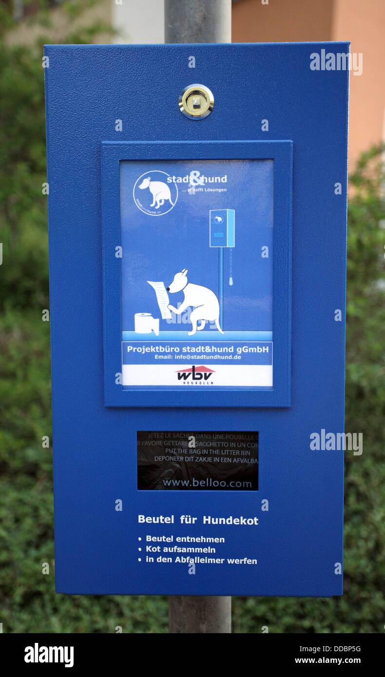 Berlin, Deutschland, Tuetenspender für Hund verschwenden Stockfoto