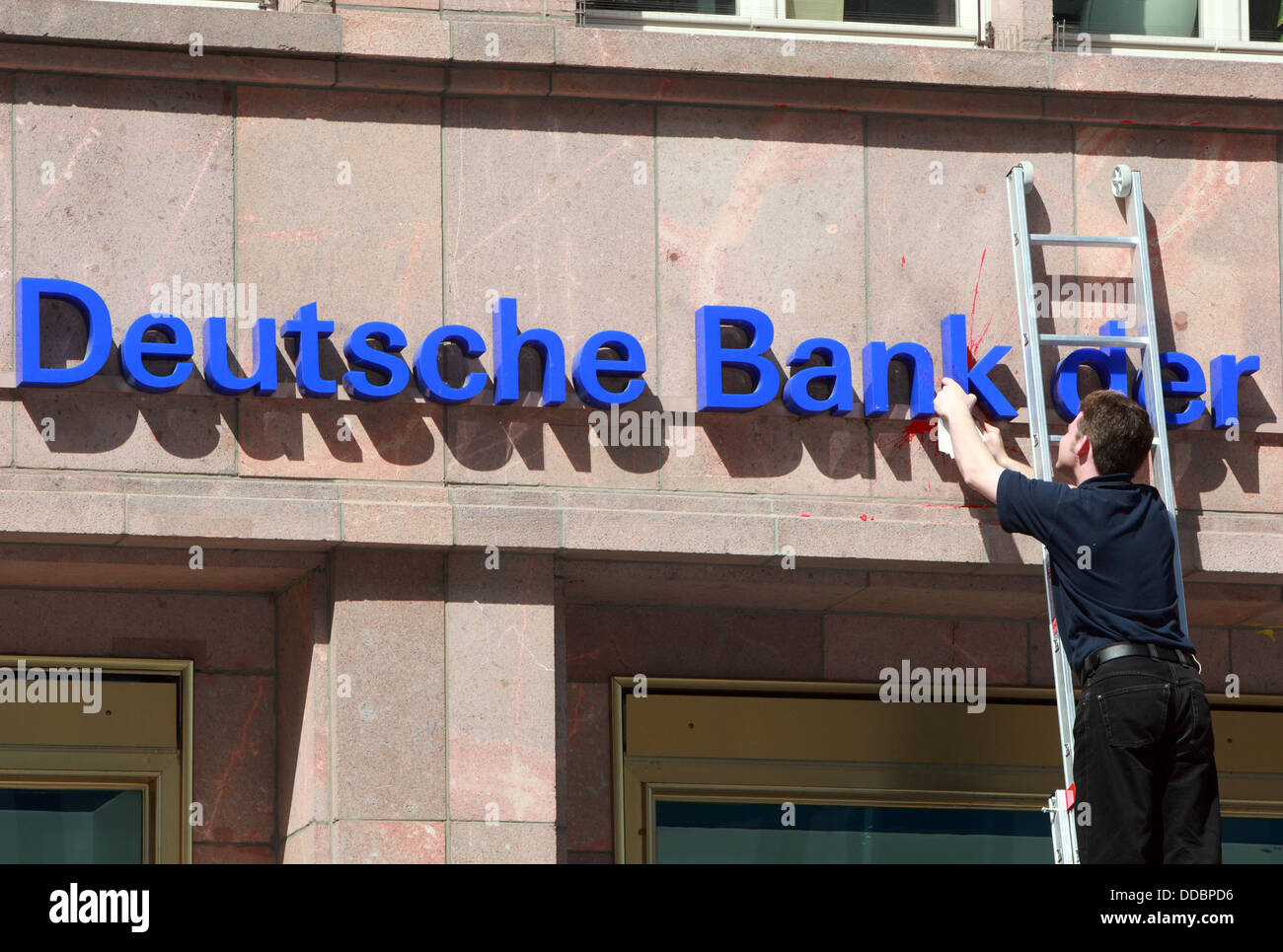 Berlin, Deutschland, reinigt Man das Logo der Deutschen Bank Stockfoto