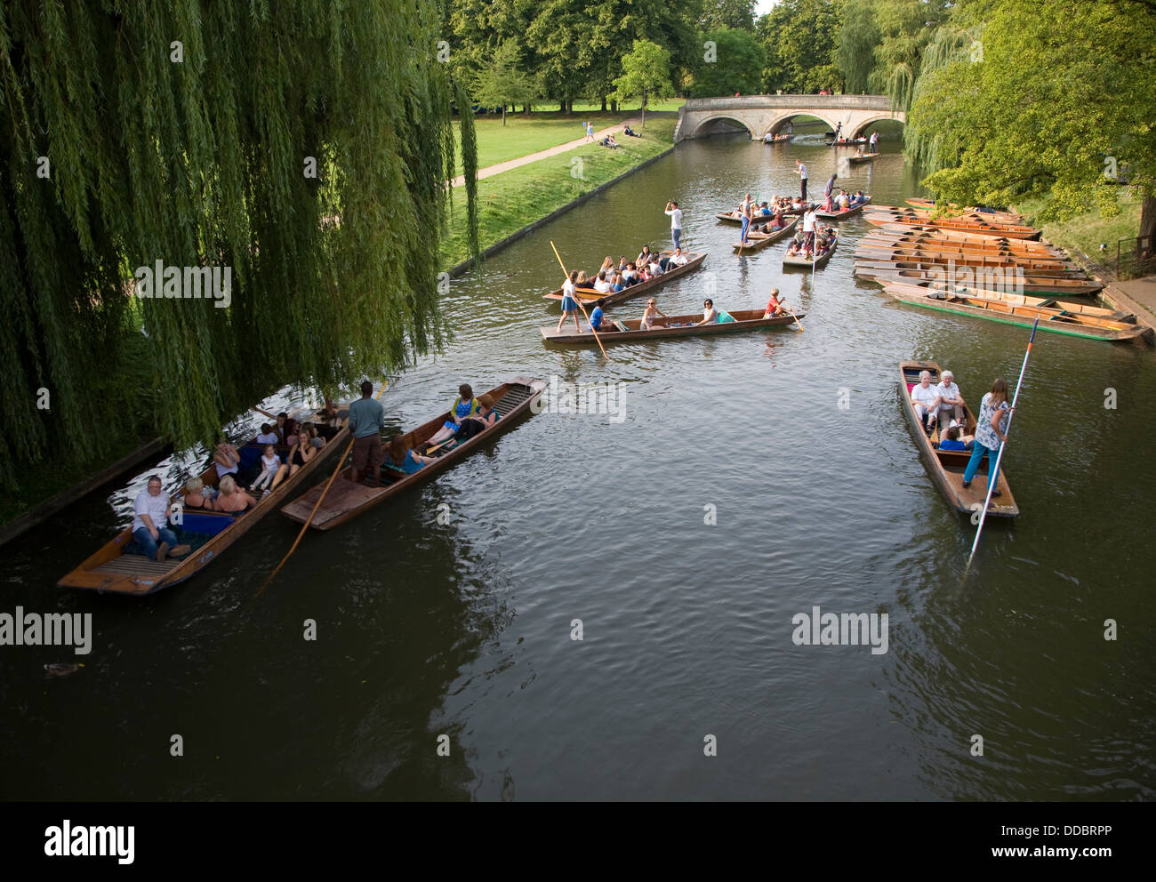 Drängten sich Fluss Cam Menschen punting Cambridge England Stockfoto