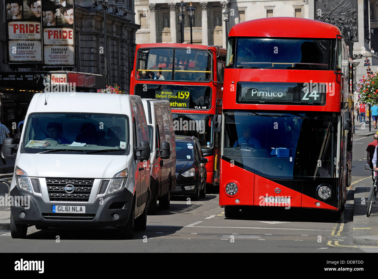 London, England, Vereinigtes Königreich. Rote Busse und andere Verkehr in Whitehall, Blick in Richtung Trafalgar Square Stockfoto