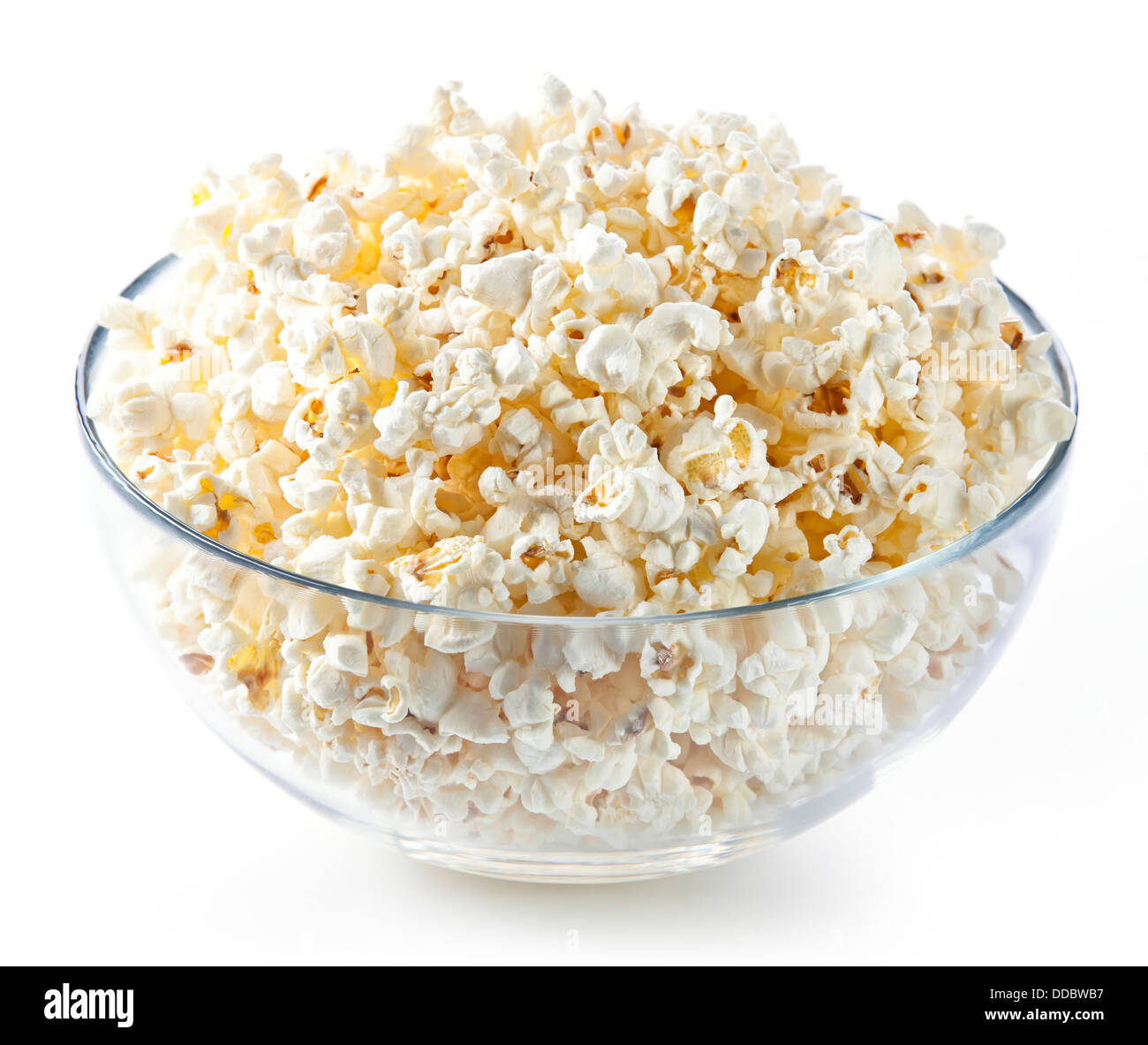 Glasschale mit Popcorn auf weißem Hintergrund Stockfoto