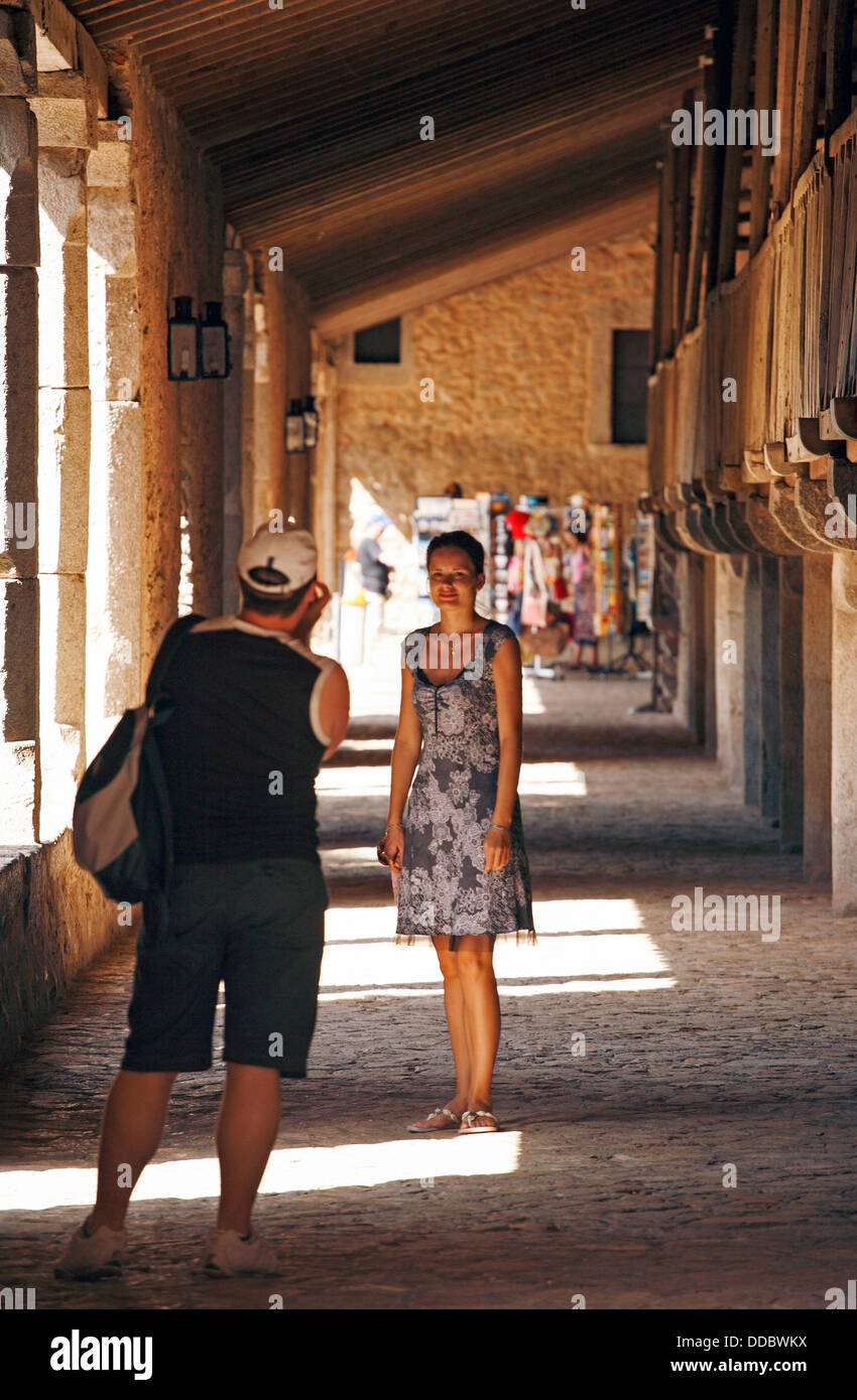 Heiligtum von Lluc, Spanien, Touristen fotografieren im Kreuzgang des Klosters Lluc Stockfoto