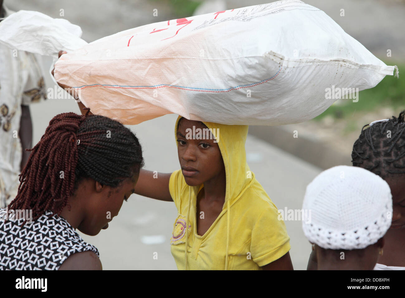 Port-au-Prince, Haiti, in den Flüchtlingslagern Hilfsgueterverteilung la Piste Stockfoto