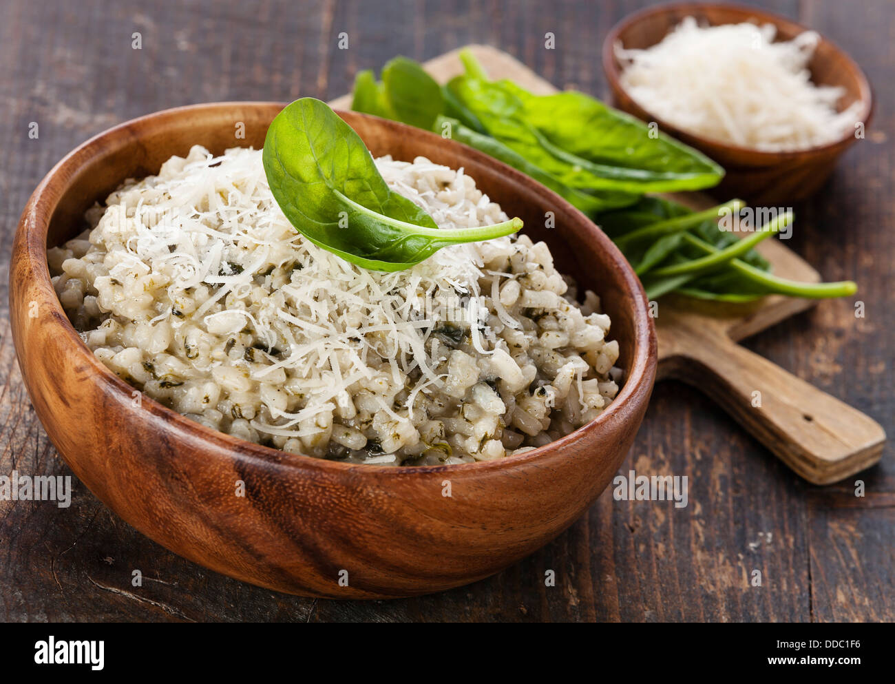 Risotto mit Spinat in Holzschale Stockfoto