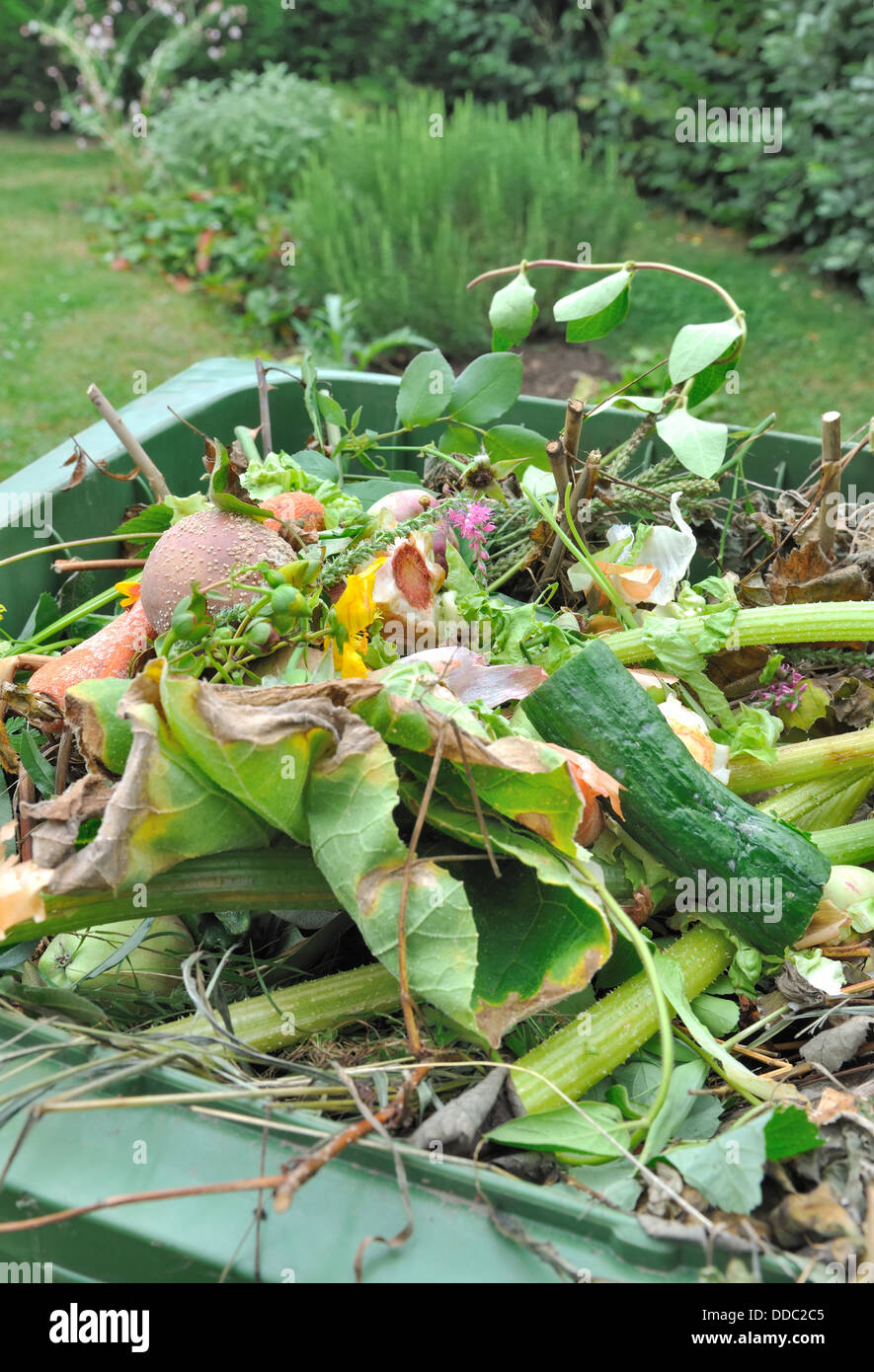 Abfälle, bestehend aus Pflanzen- und Hausmüll in einem Lagerplatz Stockfoto