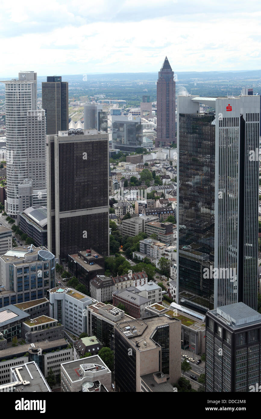 Bürogebäude und Wolkenkratzer in Frankfurt am Main, Deutschland. Frankfurt ist die Hauptstadt des Landes Hessen. Stockfoto