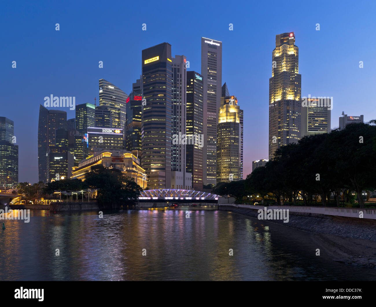 Nachtlichter dh Singapur Singapur River DOWNTOWN CORE Abend Dämmerung Wolkenkratzer Stadt Marina Bucht Skyline Himmel Asien Stockfoto