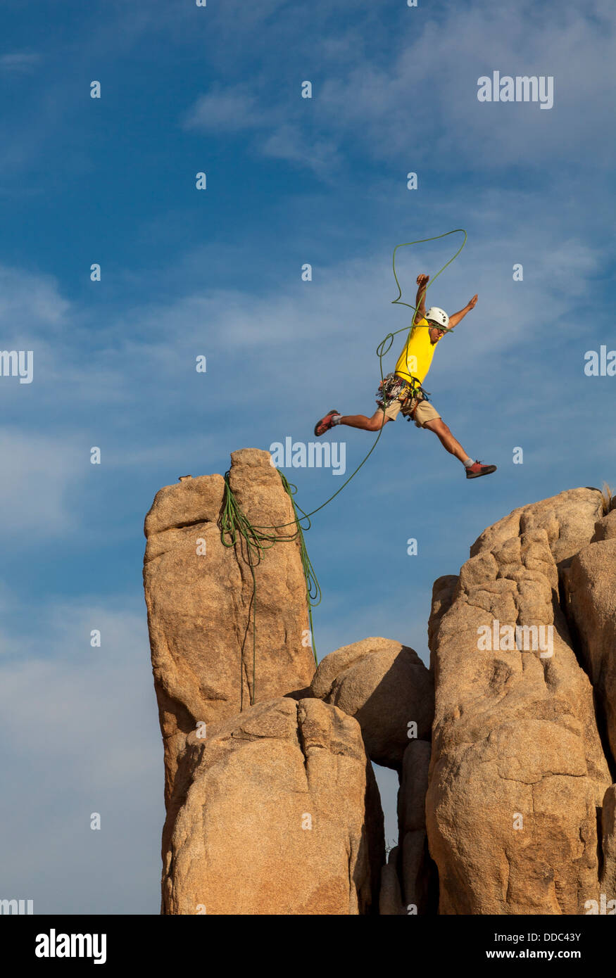 Männliche Bergsteiger erobert den Gipfel von einem anspruchsvollen Rock-Turm. Stockfoto