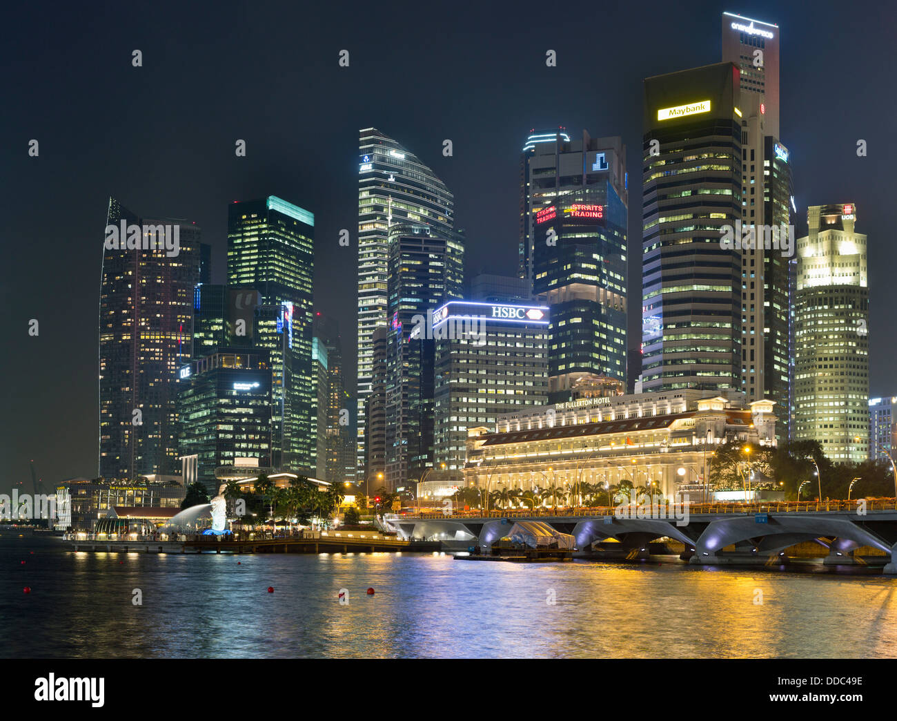 Dh Marina Bay skyscraper City DOWNTOWN CORE SINGAPUR am Abend Nacht beleuchtung Dämmerung skyline Stadtbild Wolkenkratzer Stockfoto