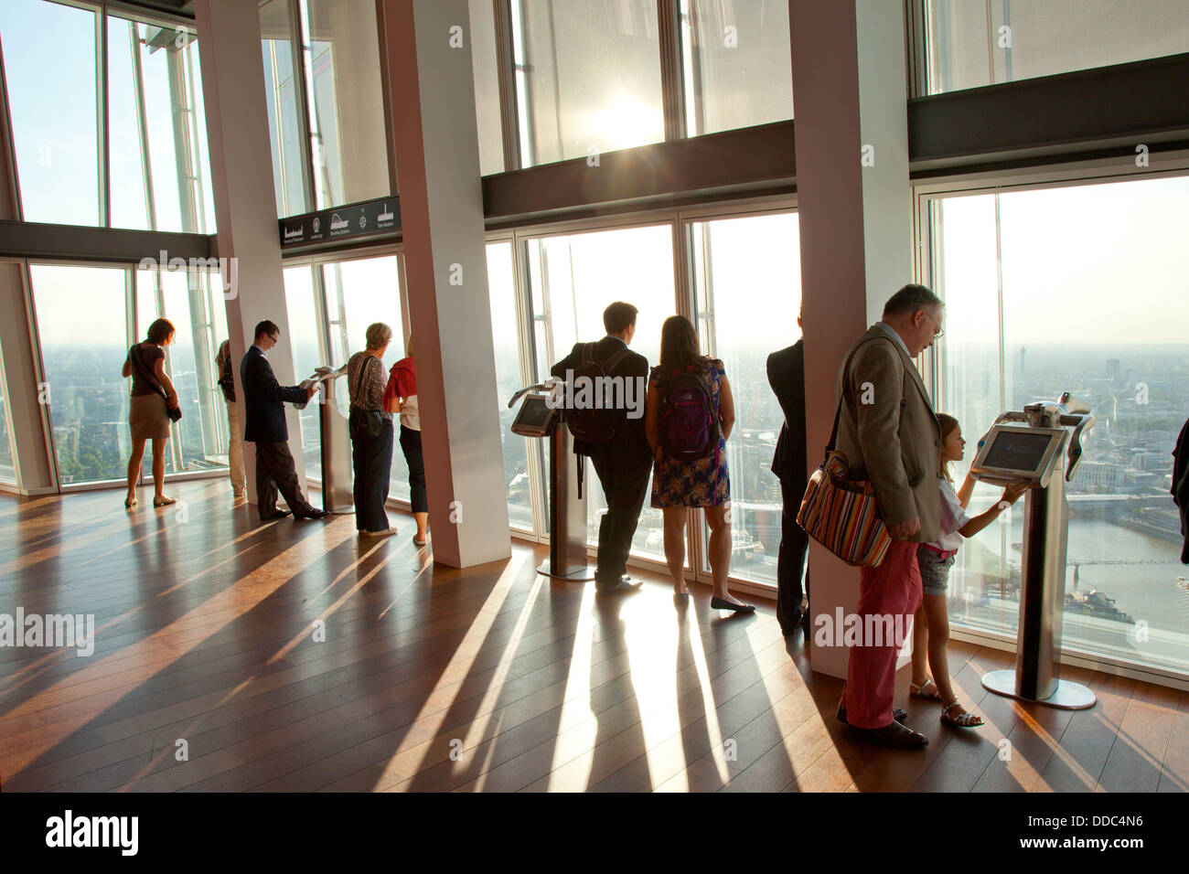 Der Shard London Bridge, Aussichtsplattform: The View, am frühen Abend Stockfoto