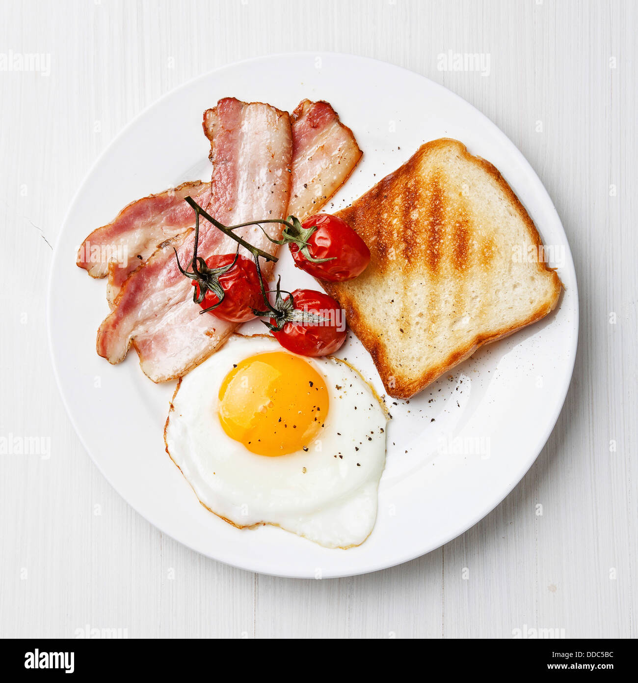 Frühstück mit Spiegelei und Speck auf Platte Stockfoto
