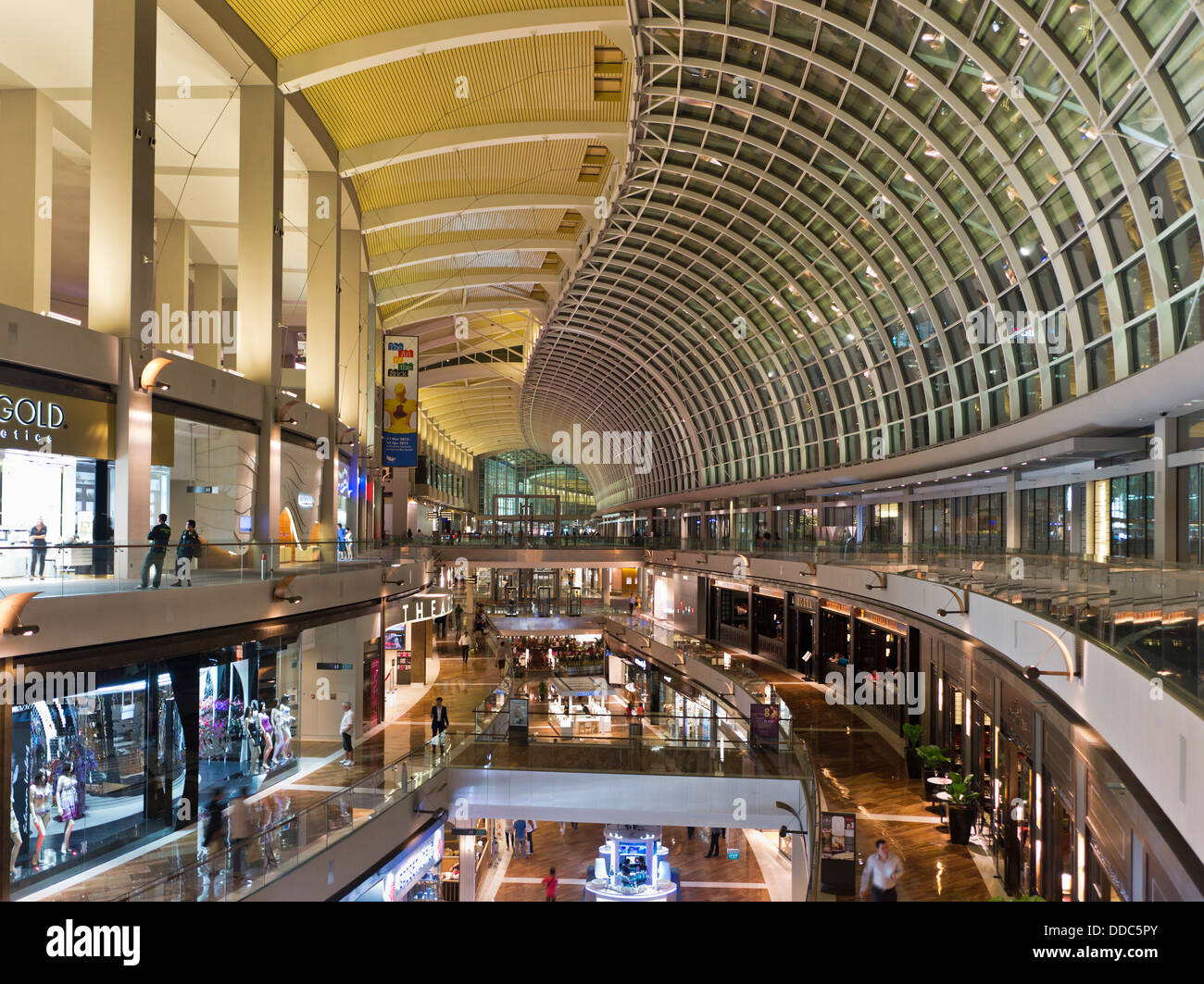 Dh Marina Bay Sands der Marina Bay in Singapur moderner Luxus Shopping mall Arcade Architektur Innenraum Stockfoto