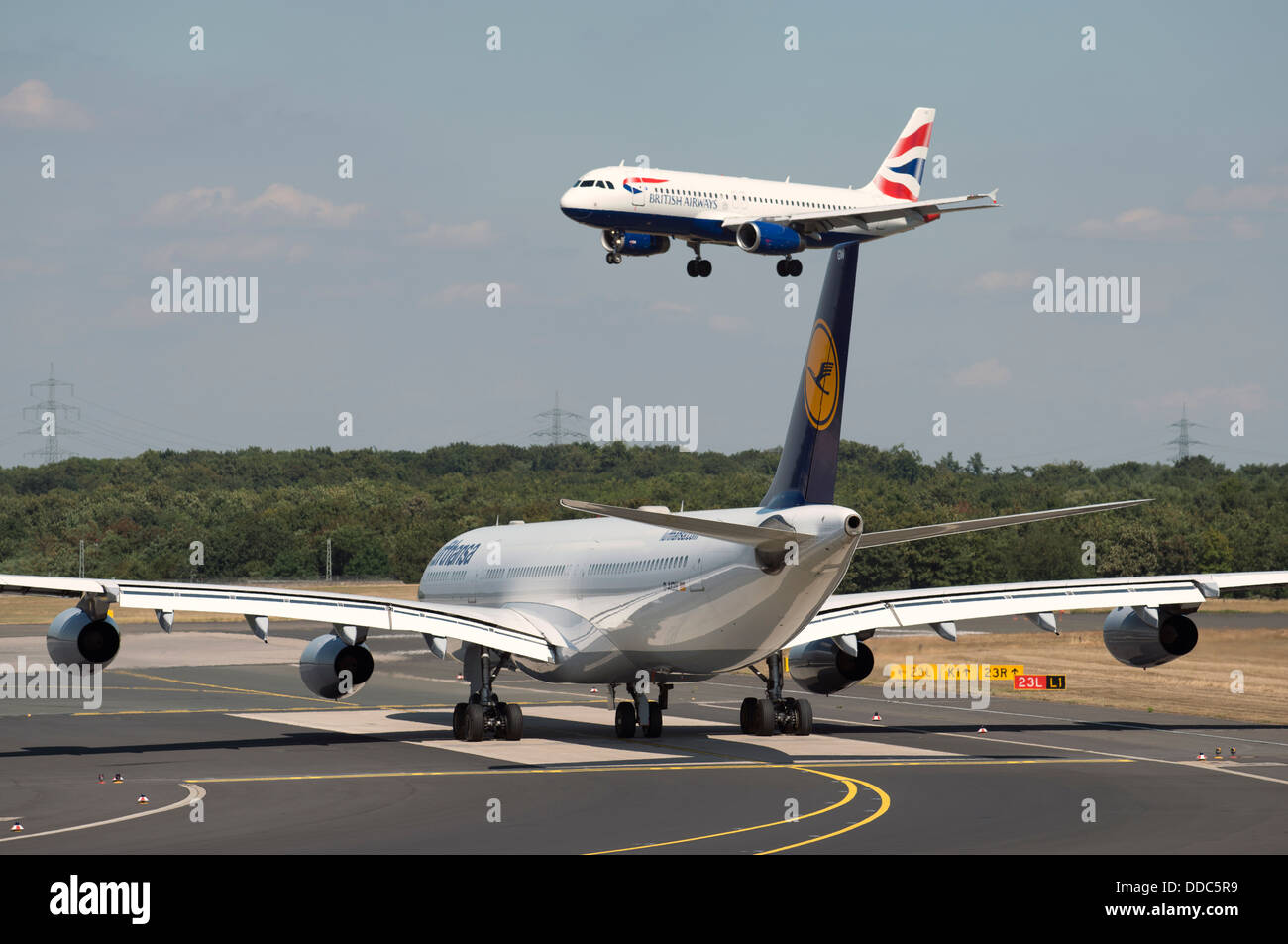 Lufthansa Airbus A340-300 warten bis zum Abflug am Flughafen Düsseldorf, Deutschland. Stockfoto