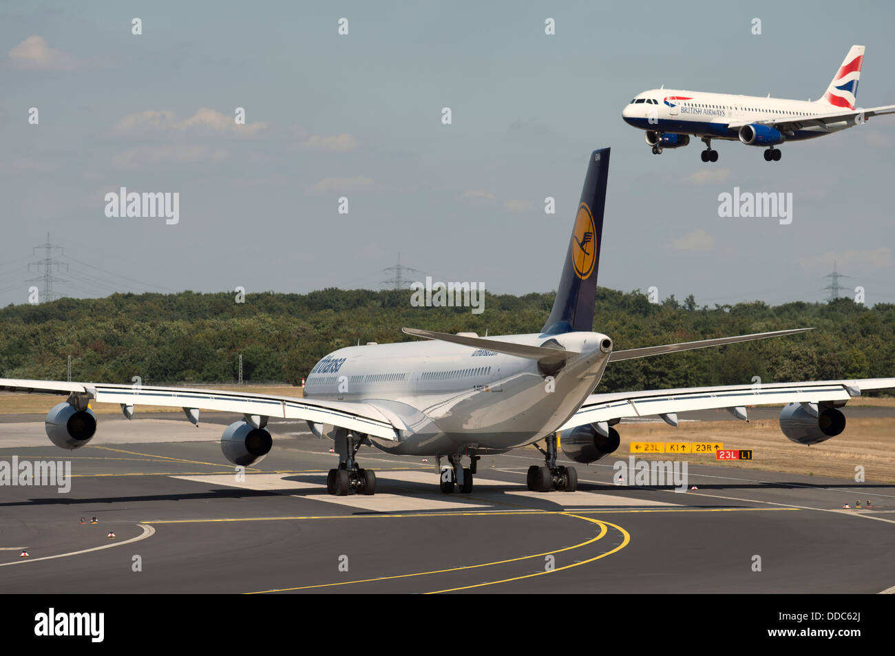 Lufthansa Airbus A340-300 warten bis zum Abflug am Flughafen Düsseldorf, Deutschland. Stockfoto