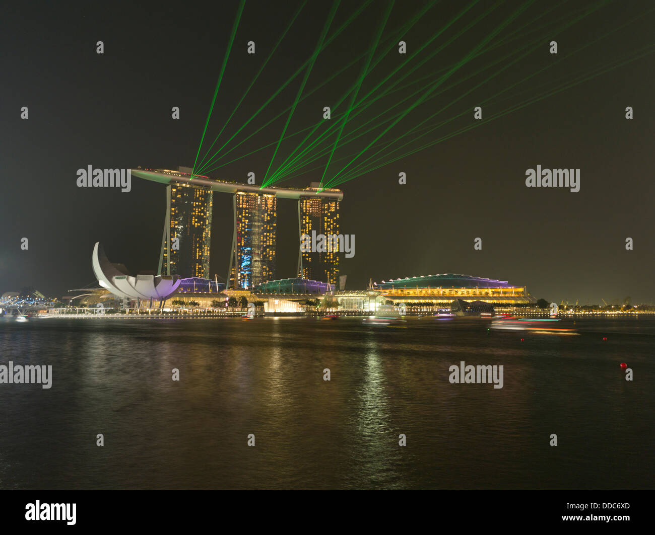 dh Marina Bucht Sand Laser MARINA BAY SINGAPUR Laser Show Nacht Abendlicht Anzeige Lichtstrahlen Laser Sand Stockfoto