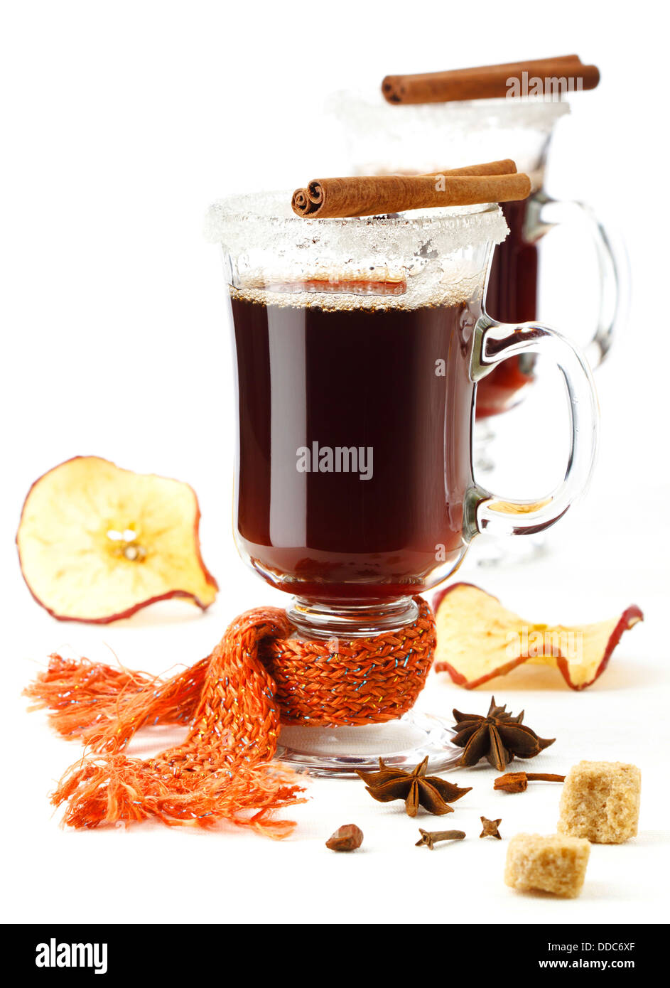 Zwei Gläser Glühwein auf weißem Hintergrund Stockfoto