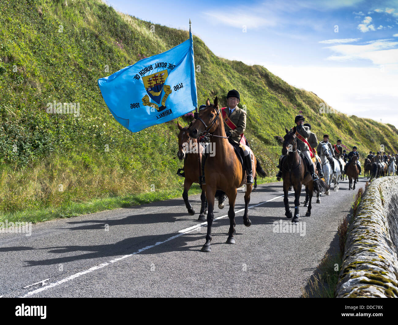 dh SCAPA ORKNEY Reiten der Marken Royal Burgh von Pferden Kirkwall Fahne Schottland Pferd Stockfoto