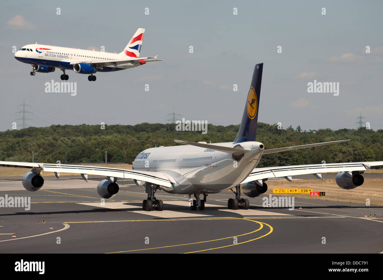 Lufthansa Airbus A340-300 warten bis zum Abflug am Flughafen Düsseldorf, Deutschland. Stockfoto