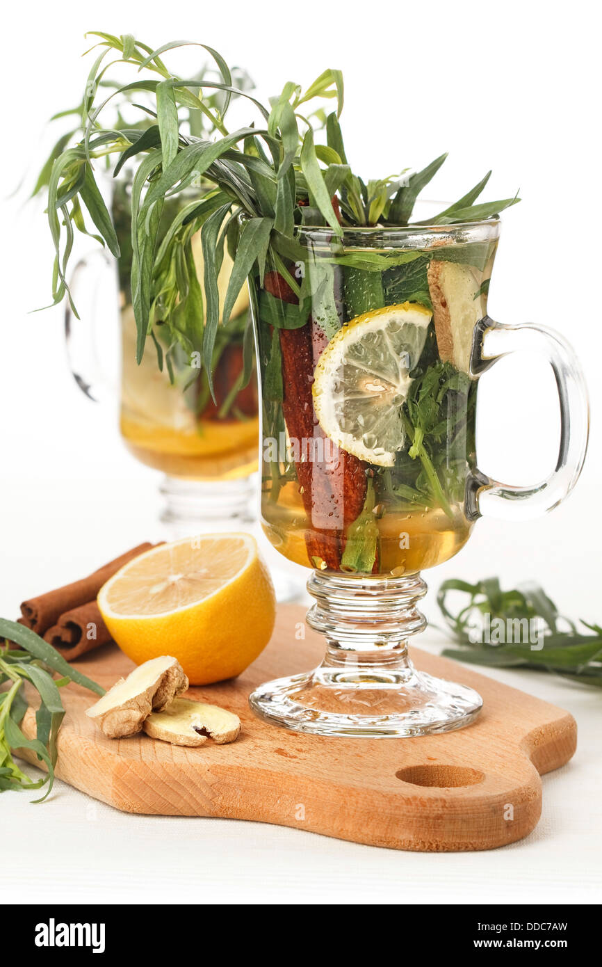 Estragon heißes Getränk Tee mit Honig, Zitrone und Zimt auf weißem Hintergrund Stockfoto